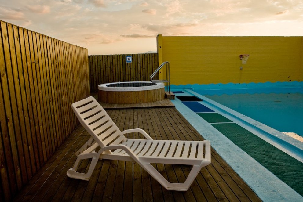 Sundlaugin lokar 1. september