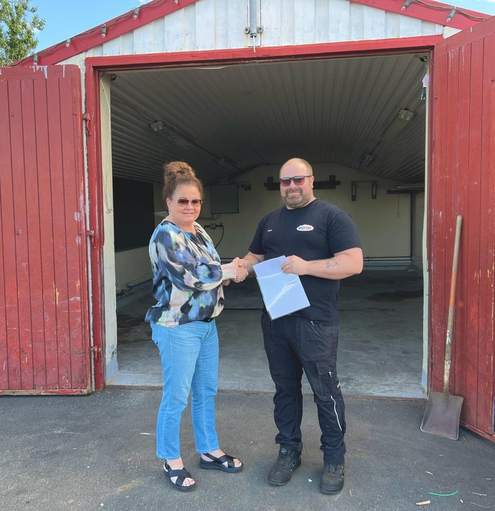 Frá afhendingu, Þórunn Sif Harðardóttir sveitarstjóri og Birgir Ingason fh. Ungmennafélags Æskunnar.