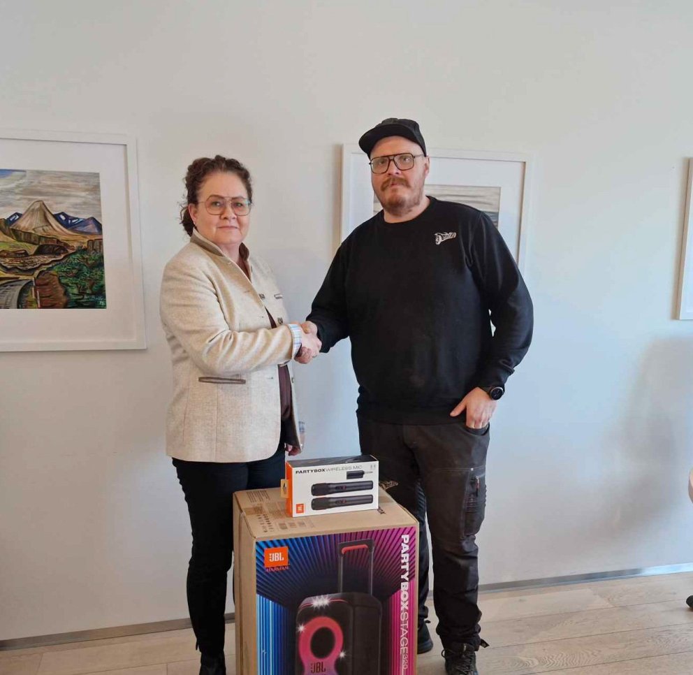 Formaður Æskunnar Stefán Ari Sigurðsson og sveitarstjóri, Þórunn Sif Harðardóttir.