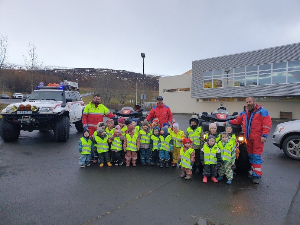 Björgunarsveitin Týr færði leikskólanum endurskinsvesti.