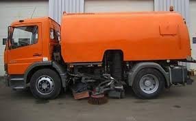 Götur og gangstéttar sópaðar á Svalbarðseyri.