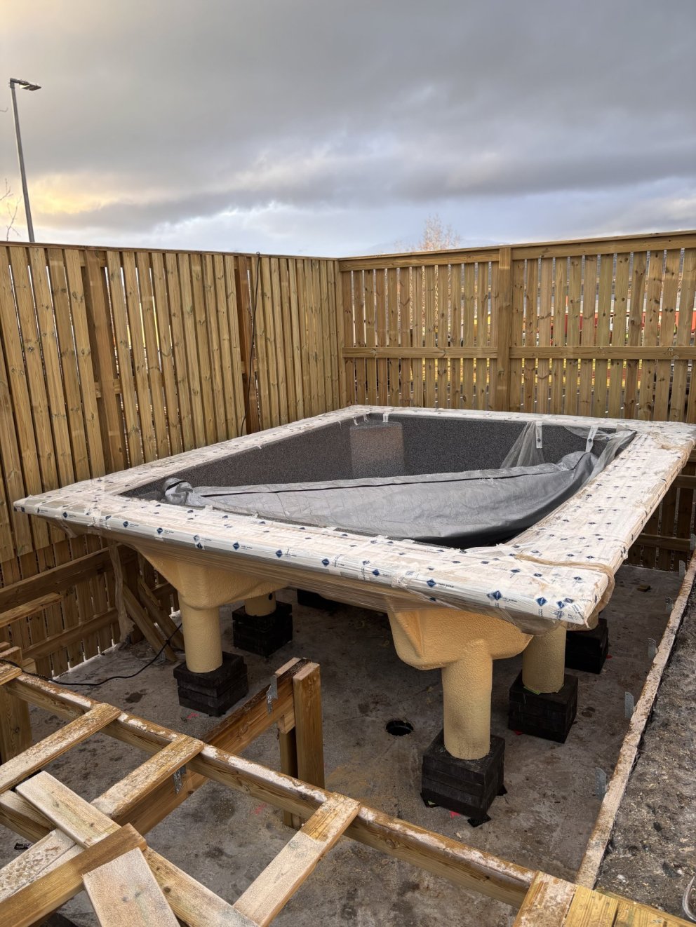 Framkvæmdir við sundlaug Svalbarðsstrandarhrepps – nýr pottur, nýtt dekk og nýr skjólveggur