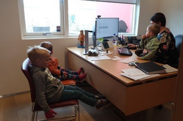 Ungir menn í heimsókn á skrifstofu sveitarstjóra