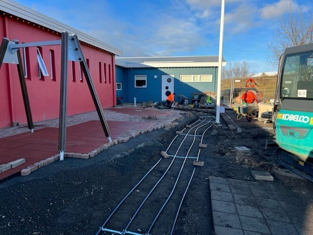 Framkvæmdir á leikskólalóð.
