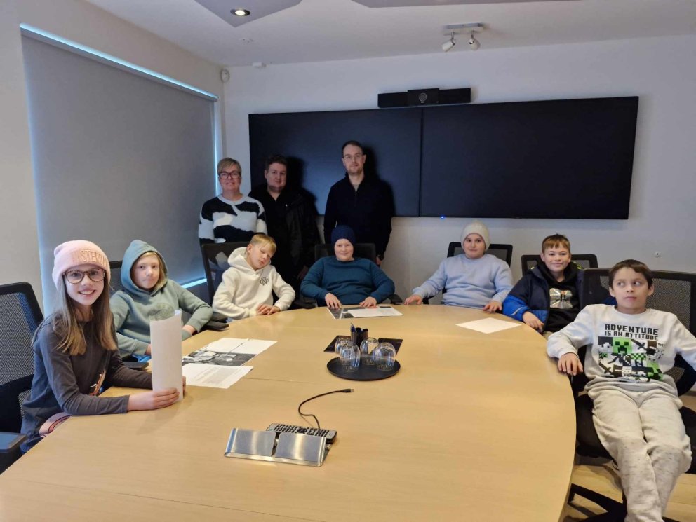 Nemendur 5.-6. bekkjar Valsárskóla ásamt kennara, stuðningsfulltrúa og skrifstofustjóra hreppsins.