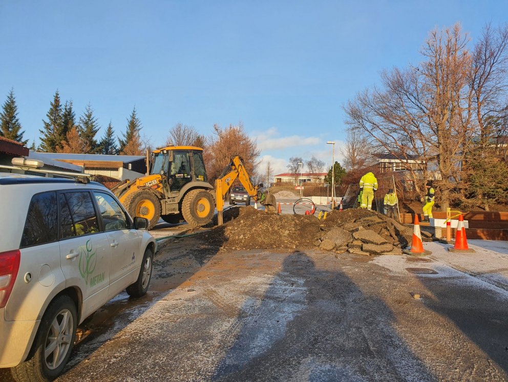Viðgerð vegna vatnsleka í Smáratúni