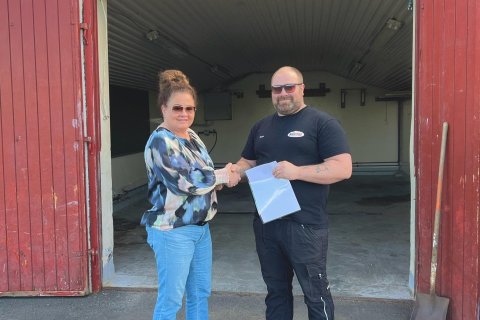 Frá afhendingu, Þórunn Sif Harðardóttir sveitarstjóri og Birgir Ingason fh. Ungmennafélags Æskunnar.