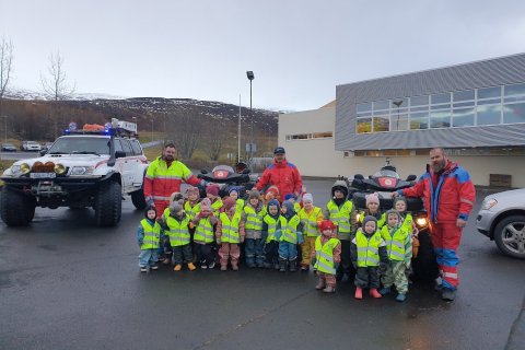 Björgunarsveitin Týr færði leikskólanum endurskinsvesti.