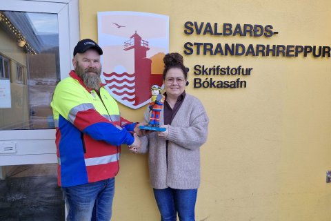 Brynjólfur Snorri Brynjólfsson frá Björgunarsveitinni Tý afhendir Þórunni Sif Harðardóttur sveitarst…