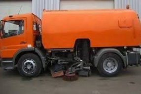 Götur og gangstéttar sópaðar á Svalbarðseyri.