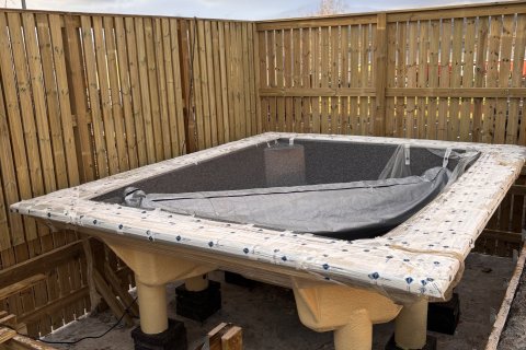 Framkvæmdir við sundlaug Svalbarðsstrandarhrepps – nýr pottur, nýtt dekk og nýr skjólveggur