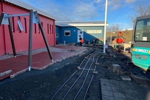 Framkvæmdir á leikskólalóð.