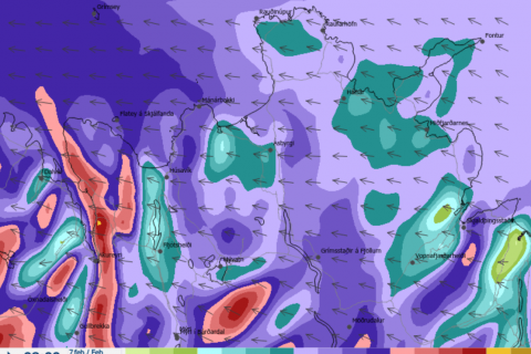 Stormur og mikil ofankoma á Eyjafjarðarsvæðinu á morgun mánudag.