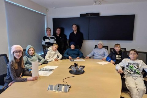 Nemendur 5.-6. bekkjar Valsárskóla ásamt kennara, stuðningsfulltrúa og skrifstofustjóra hreppsins.