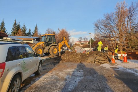 Viðgerð vegna vatnsleka í Smáratúni